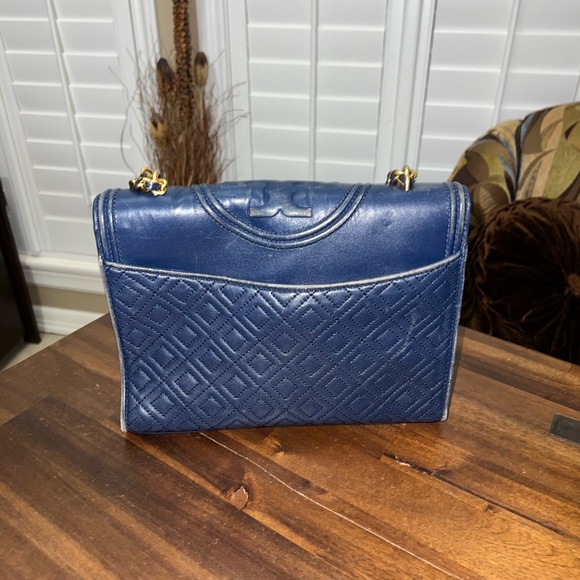 Tory Burch Fleming Convertible quilted leather SHOULDER BAG in navy blue - Picture 6 of 16